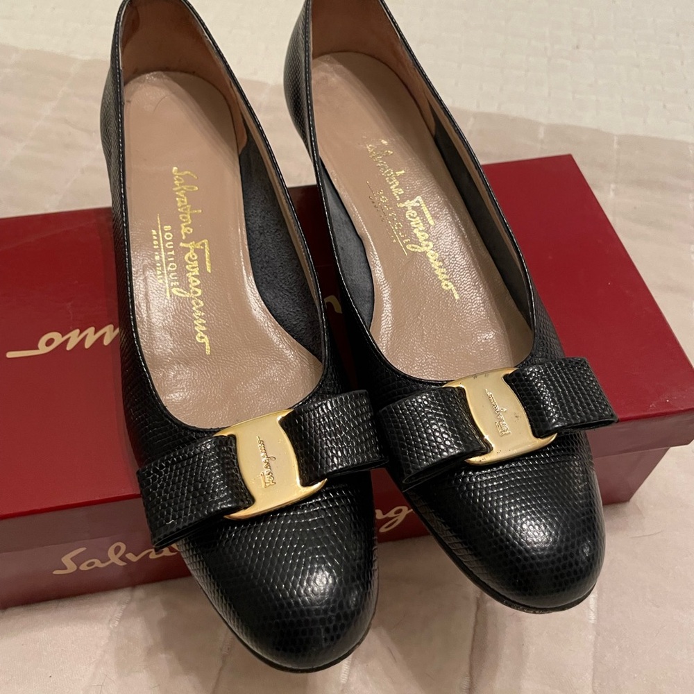 Salvatore Ferragamo Boutique Lillaz Black Lizard Leather Signature Bow 7AAA